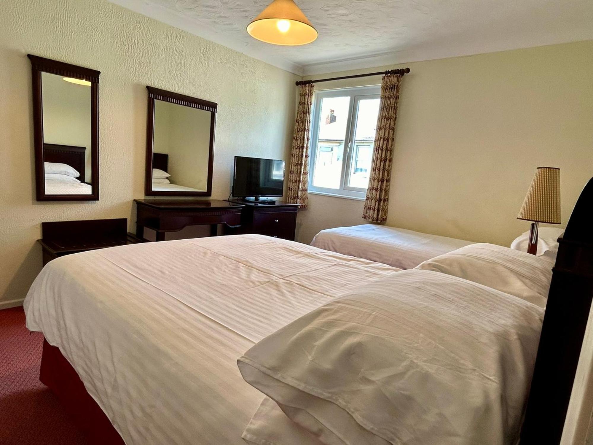 Regent Court - Seafront, Sandown - Free Car Ferry For Bookings Of 3 Or More Nights, Subject To Availability Room photo