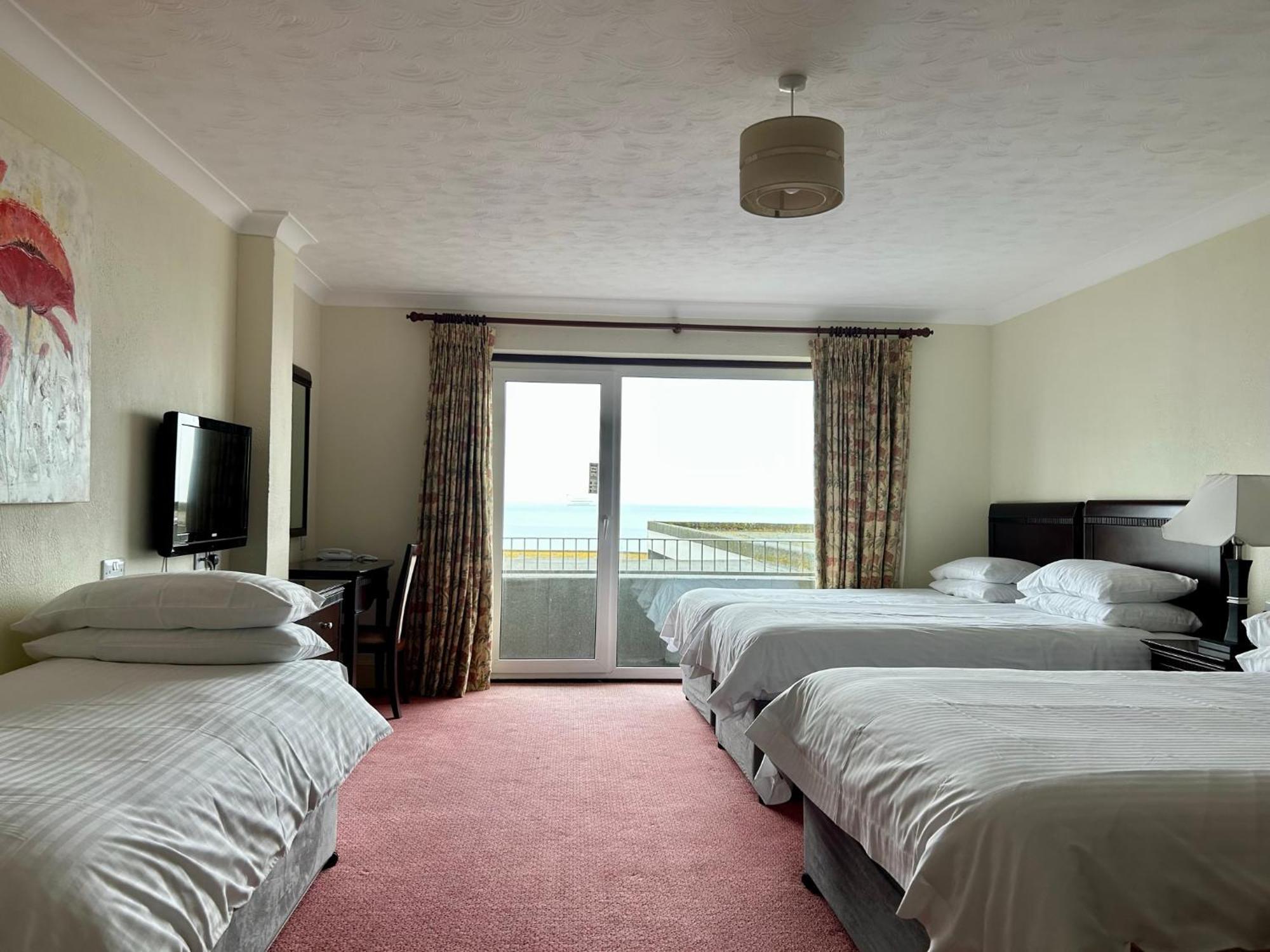 Regent Court - Seafront, Sandown - Free Car Ferry For Bookings Of 3 Or More Nights, Subject To Availability Room photo